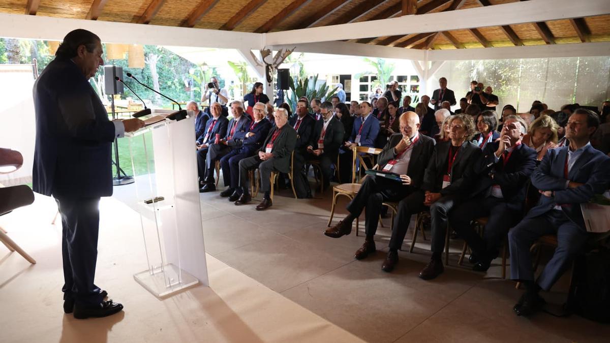 Vicente Boluda se dirige a los asistentes a la jornada de AVE y la Fundación Étnor.
