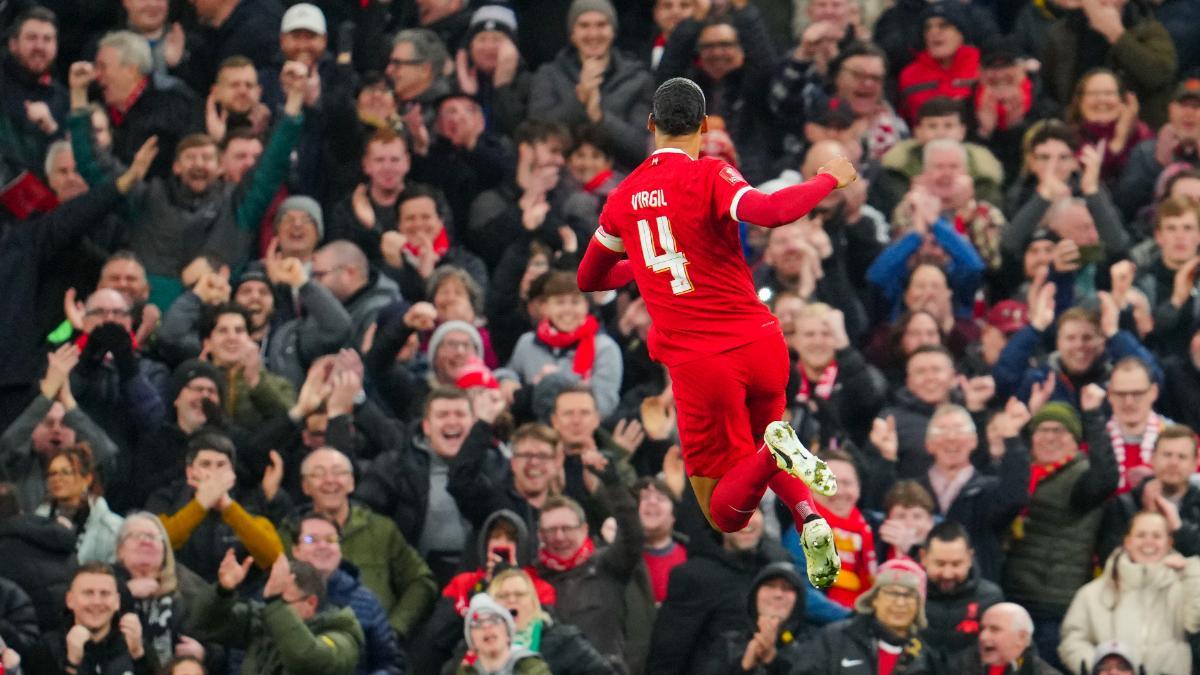 Virgil van Dijk celebrando su gol en FA Cup