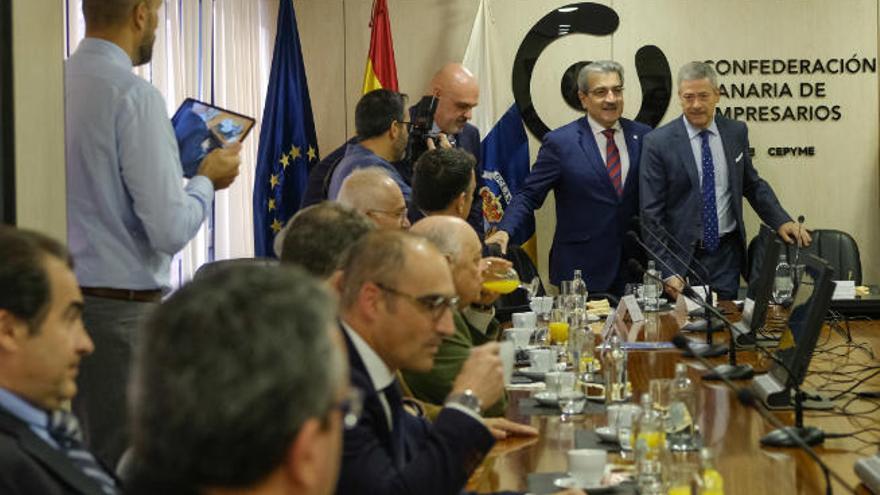 En el centro, Román Rodríguez y a su izquierda, Agustín Manrique de Lara, ayer en la reunión con los empresarios.