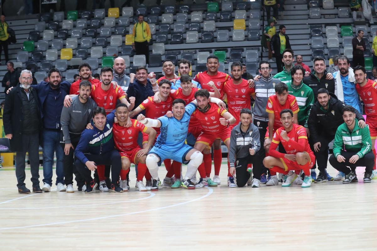 La expedición del Córdoba Futsal en el Olivo Arena tras la victoria ante el Jaén Paraíso Interior.