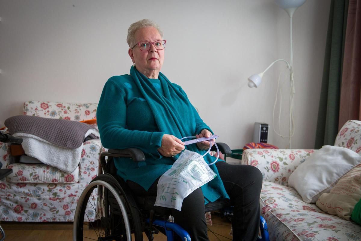 Isabel castro Díaz, coruñesa con paraplejia tras sufrir un infarto medular, posa con una sonda y una bolsa de recogida de orina, en su casa de Os Mallos.