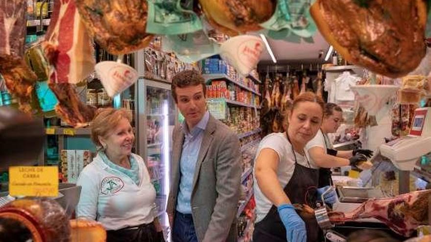 Pablo Casado, de visita ayer en el mercado de Triana, en Sevilla. // Efe