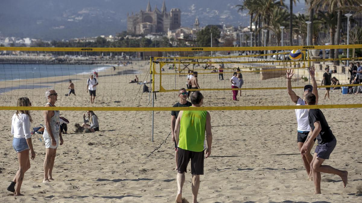 Un grupo de personas juega un partido de voley en la playa de Can Pere Antoni aprovechando el buen tiempo