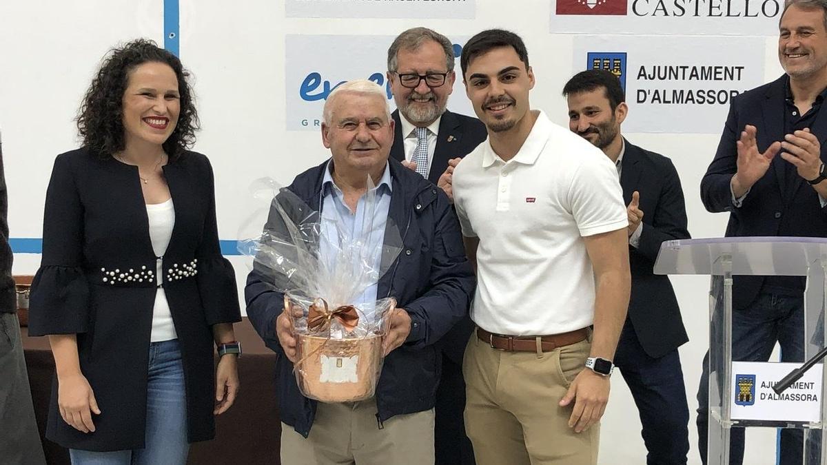 Antonio Jorques Mas, conocido como Antoniet, recibió un caluroso homenaje y una placa conmemorativa.