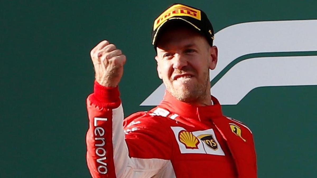 El alemán Sebastian Vettel celebra su victoria de hoy, en Australia, ante el poderoso Lewis Hamilton.