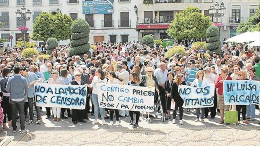 Cientos de vecinos se manifiestan en contra de la moción de censura