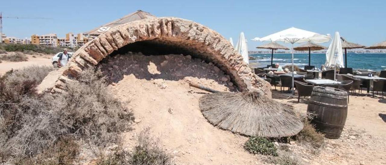 Una estructura de vigilancia tapada en Punta Prima