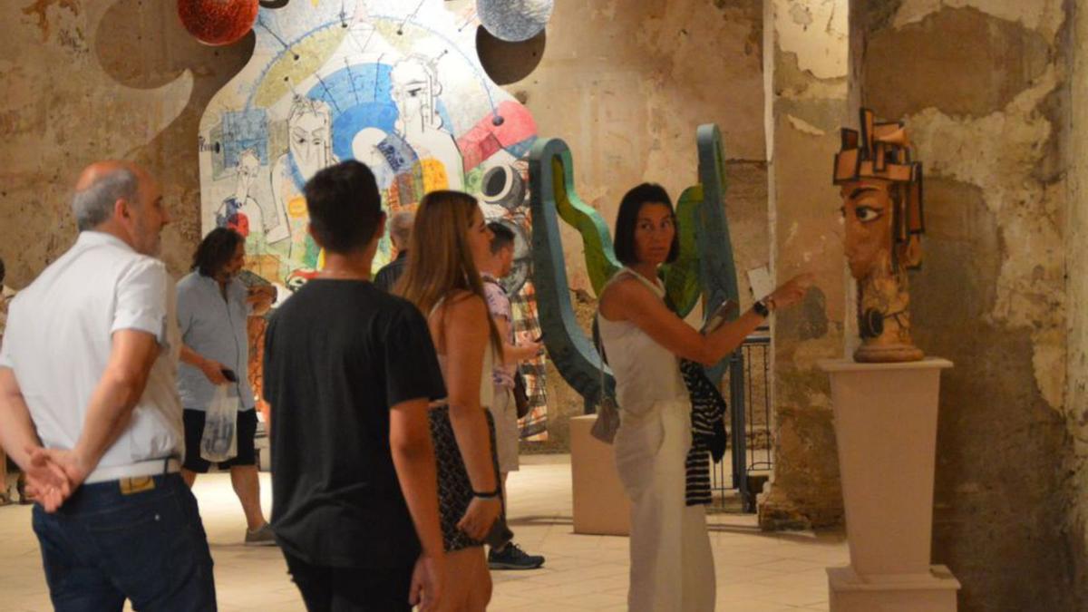 Obres i visitants durant la inauguració de l’exposició