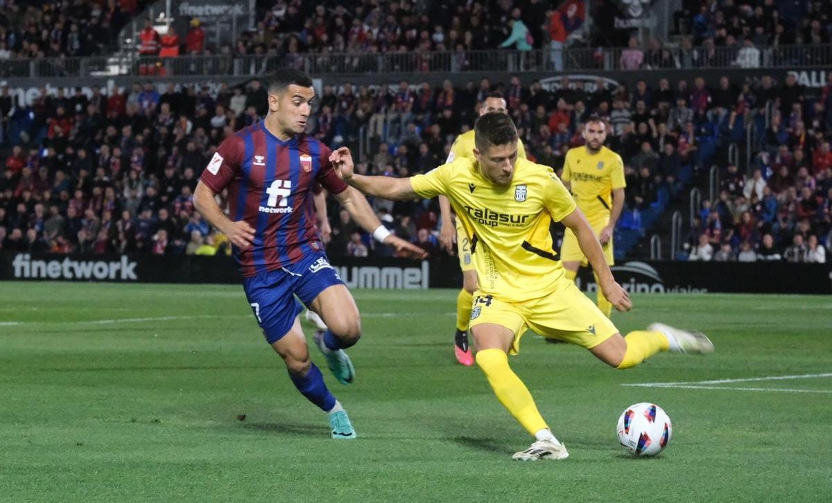 Jesús Clemente pelea un balón ante Fontán