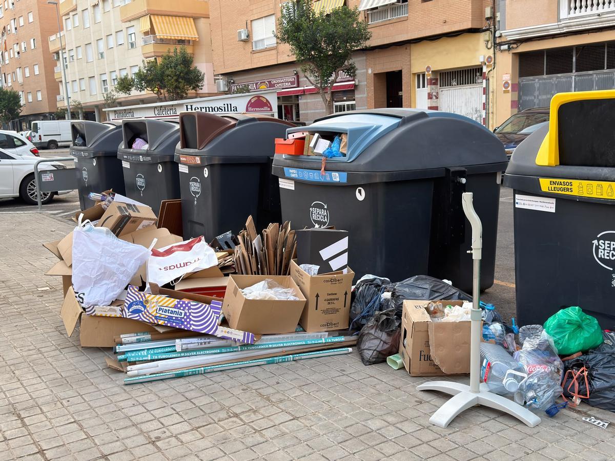 Acumulación de basura junto a contenedores del Port de Sagunt.
