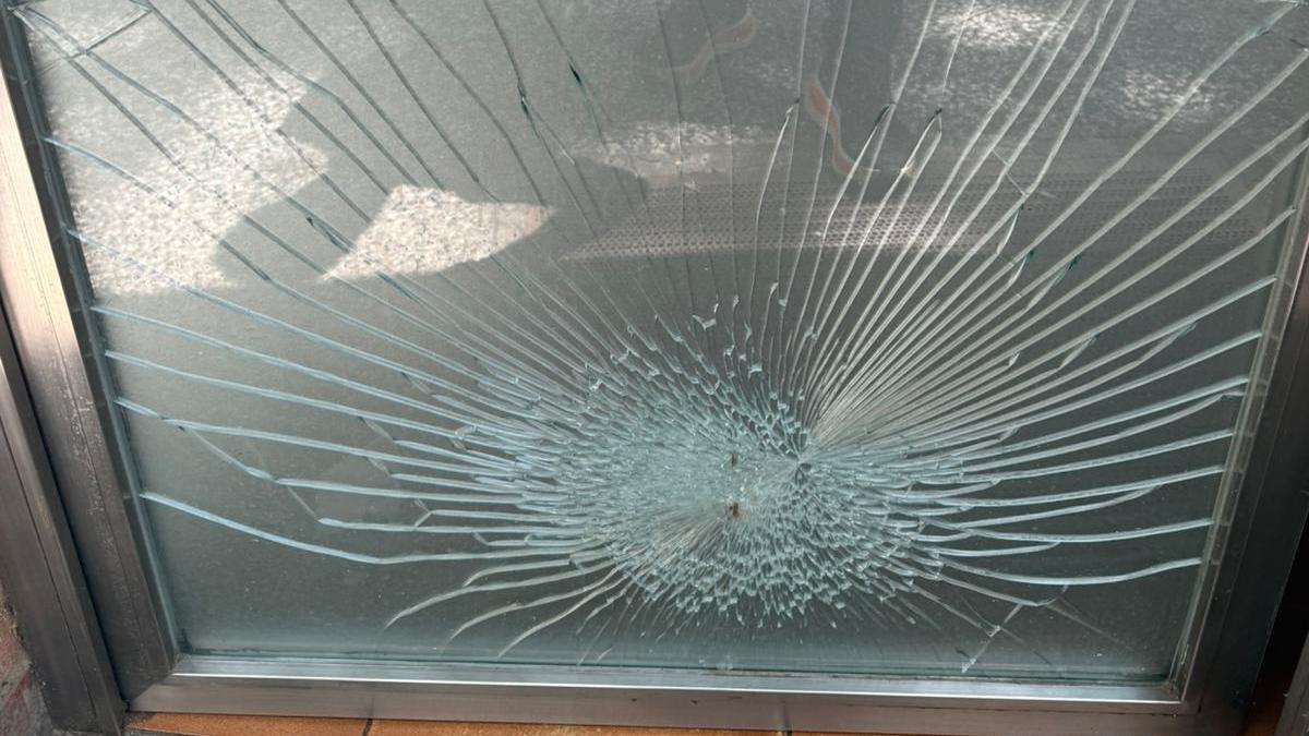Intento de robo a golpe de alcantarilla en una carnicería de la calle Monreal, en La Magdalena, en la madrugada de este domingo.