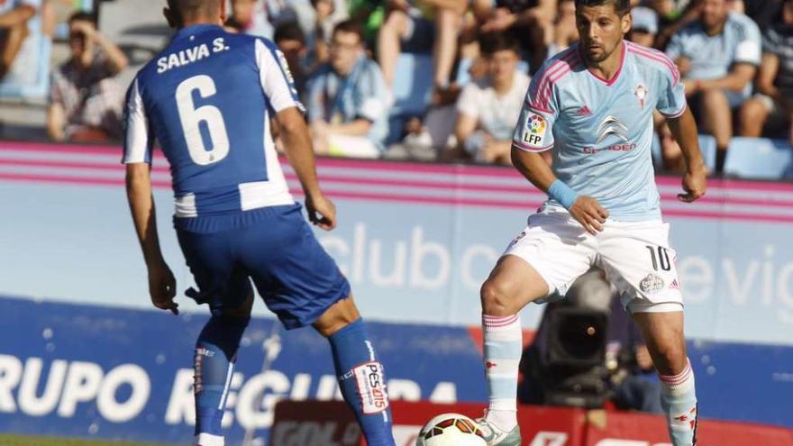 Nolito encara a Salva Sevilla en la jugada que acabaría en el tercer gol del Celta. // Ricardo Grobas