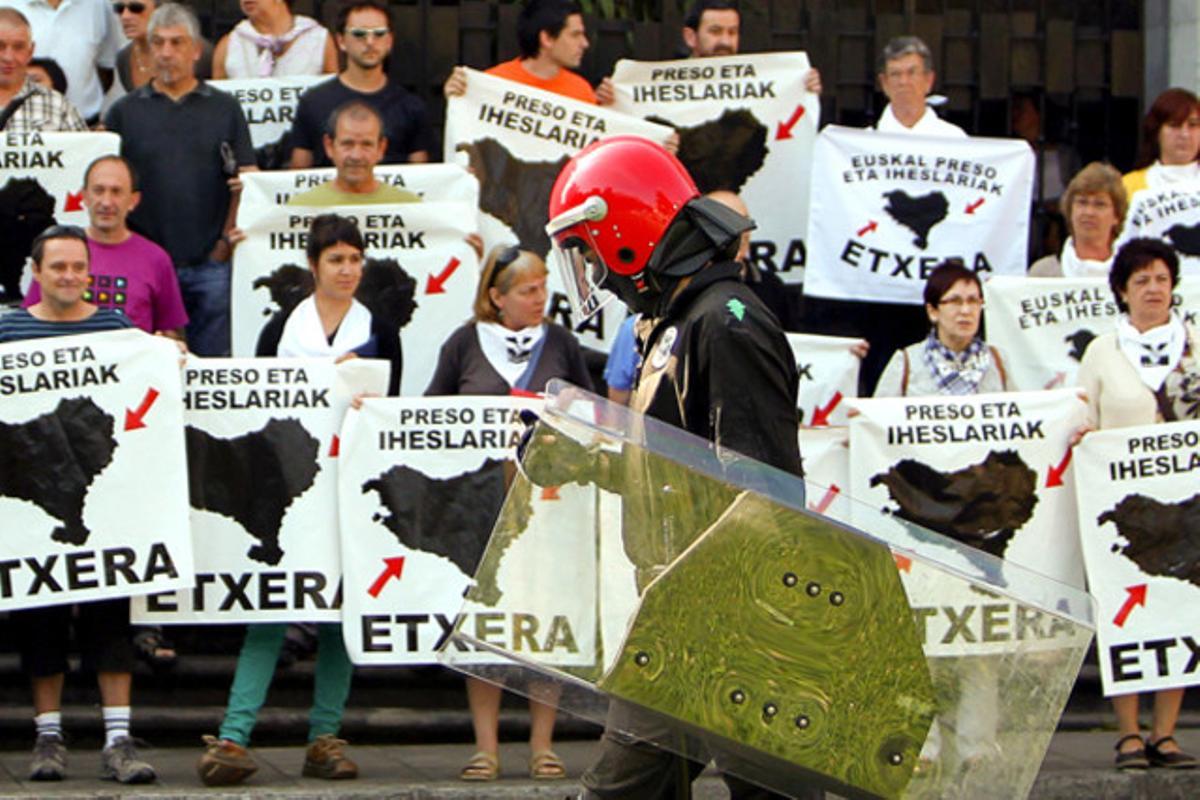 Un ’ertzaina’, davant els participants en una concentració de suport als presos d’ETA que corejaven consignes a favor dels reclusos, davant la basílica de Loiola, a Ordizia.