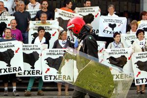 Un ’ertzaina’, davant els participants en una concentració de suport als presos d’ETA que corejaven consignes a favor dels reclusos, davant la basílica de Loiola, a Ordizia.