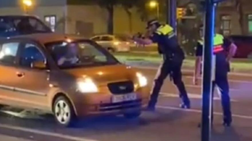 Vídeo | Detenido a punta de pistola un conductor rebelde en Zaragoza