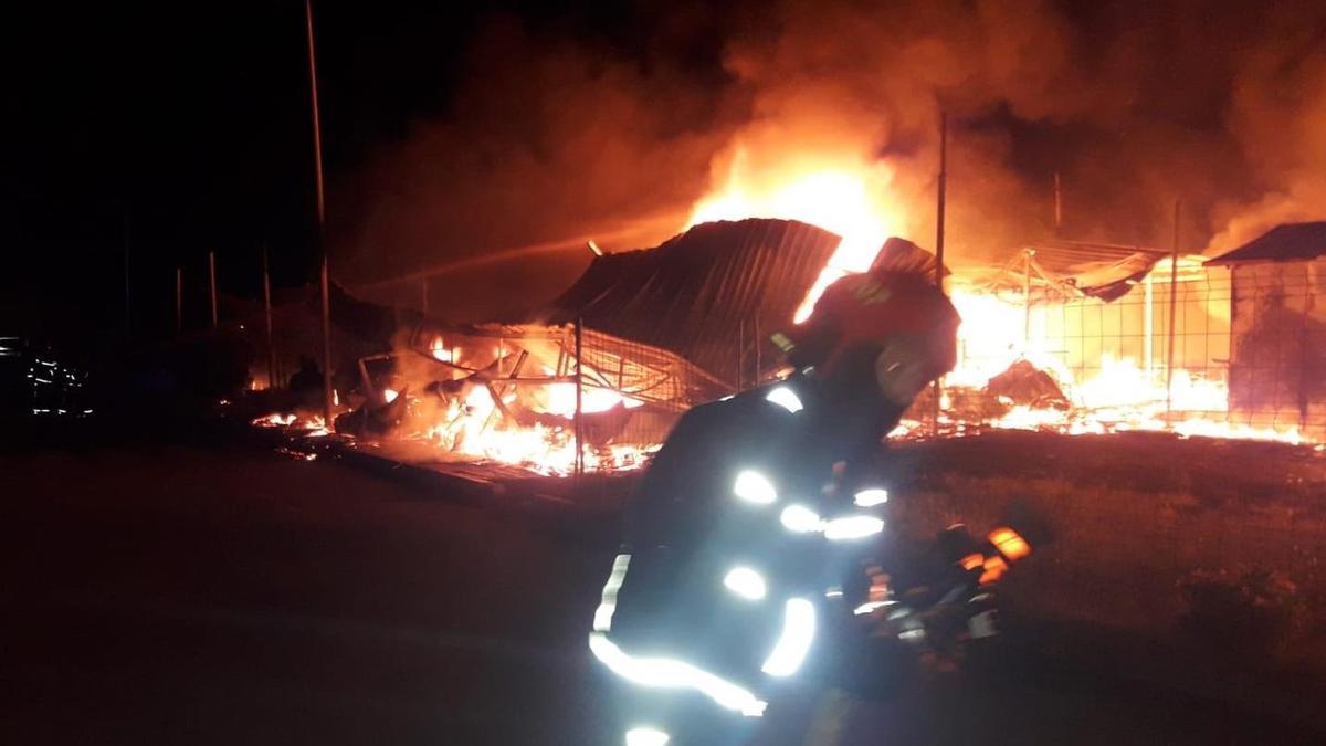 Imagen del incendio en el Xiringuito de Xato, en la platja de Casablanca de Almenara