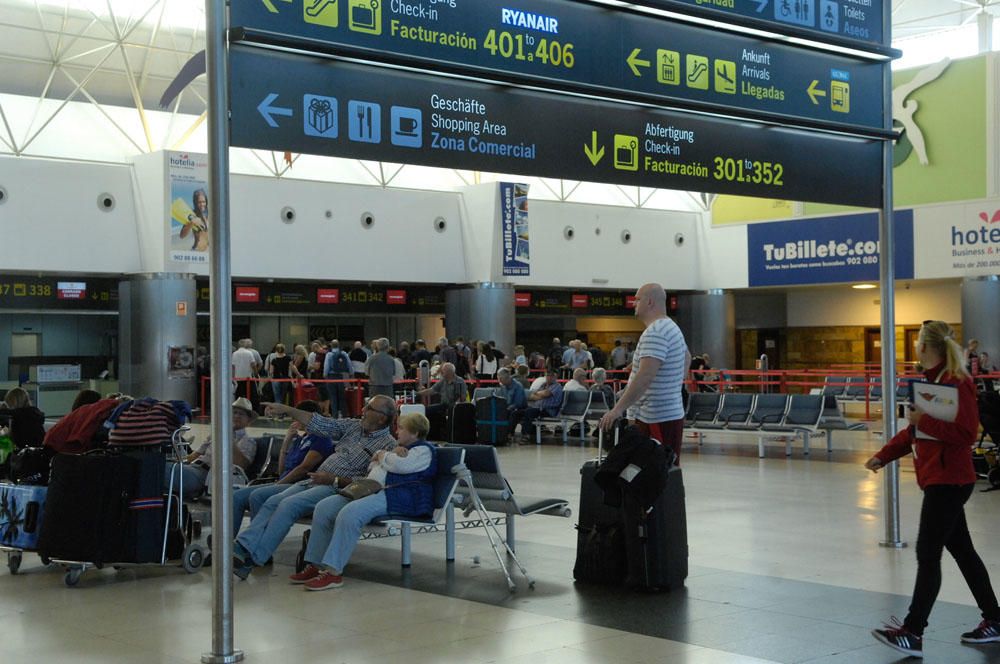 Llegada viajeros al aeropuerto de Gran Canaria