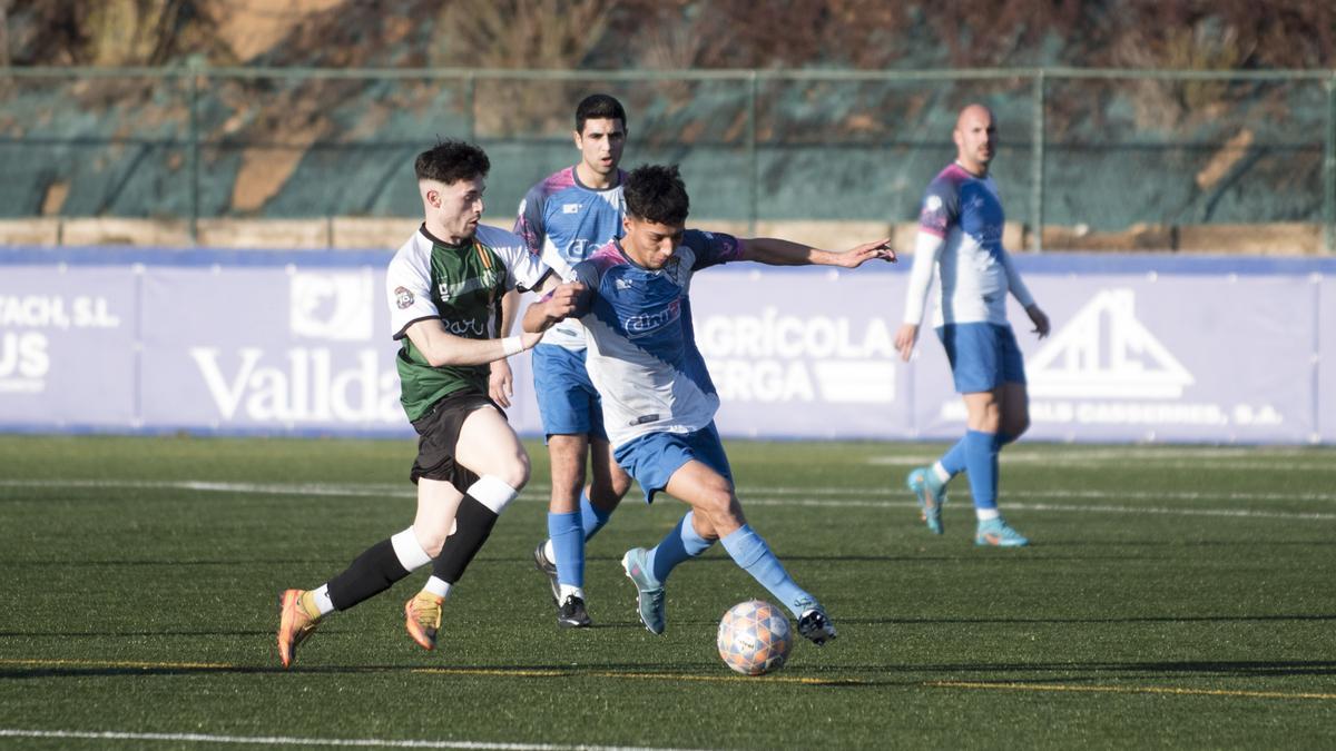 Un jugador de l'Avià condueix sota pressió