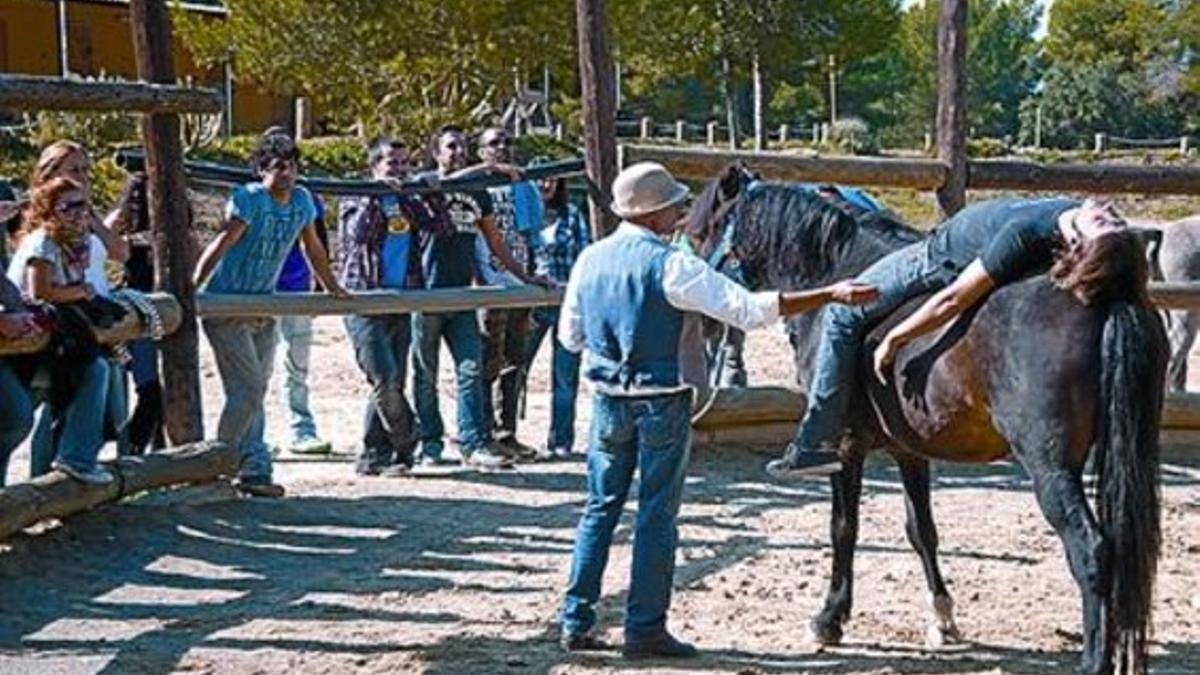 Confianza 8 El actor Jordi Coll, tumbado encima de un caballo.