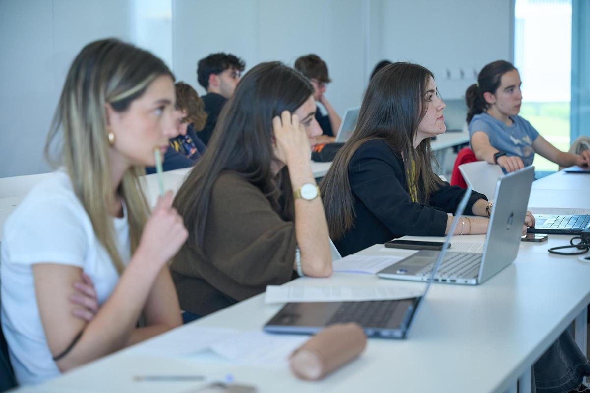El grado en Ingeniería Informática de la USJ permite realizar modalidad dual en cuarto curso, combinando formación académica y experiencia profesional en empresa.