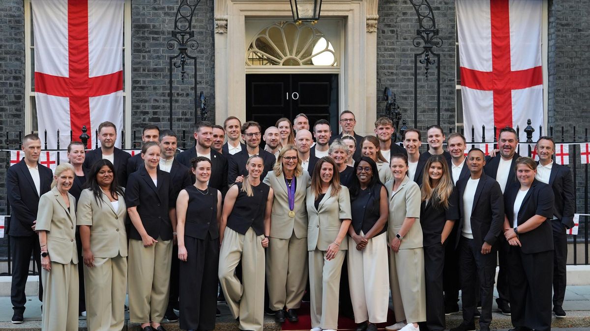 La selección inglesa femenina de fútbol celebra en Downing Street su título de la Eurocopa