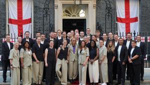 La selección inglesa femenina de fútbol celebra en Downing Street su título de la Eurocopa