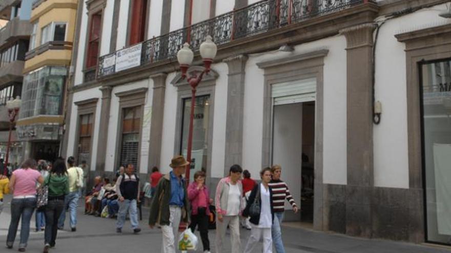 Un grupo de personas pasea por la calle Mayor de Triana. | juan carlos castro