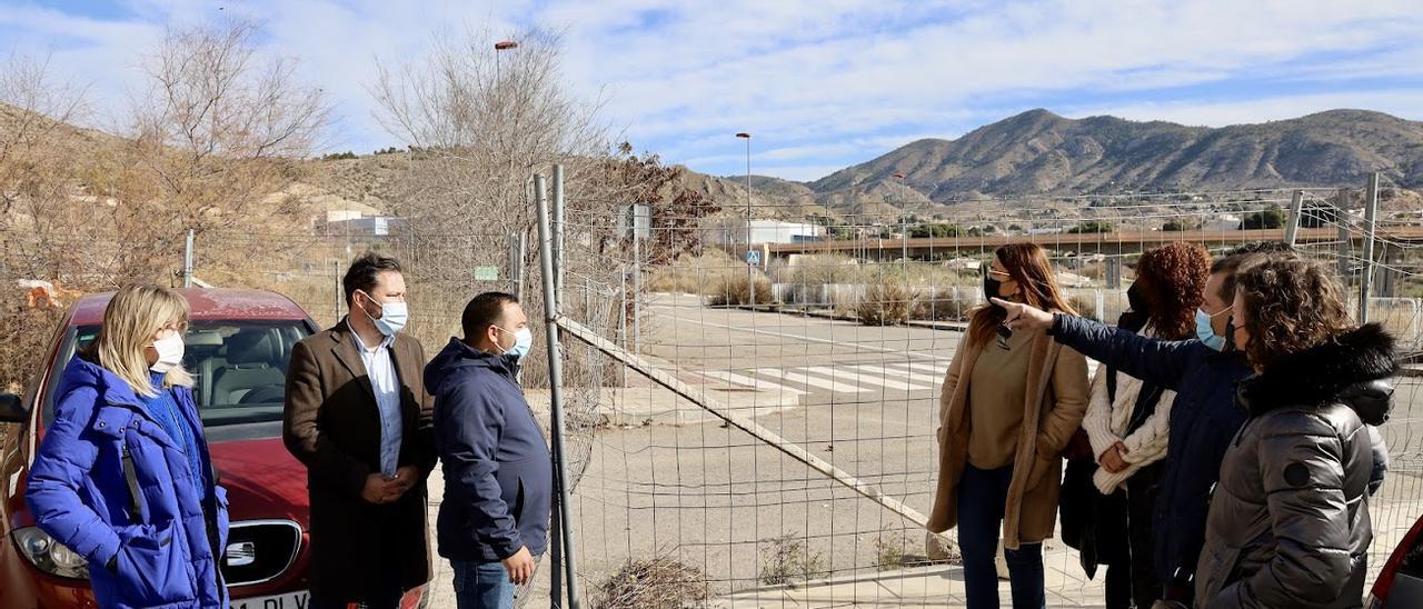 Los vecinos y los representantes del PP en la zona acotada.