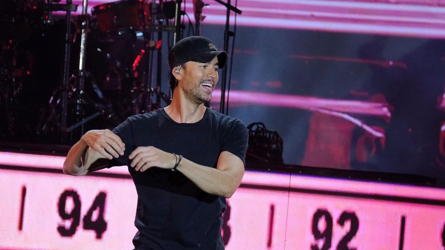 Enrique Iglesias conquista Gran Canaria besando el escudo de la UD Las Palmas