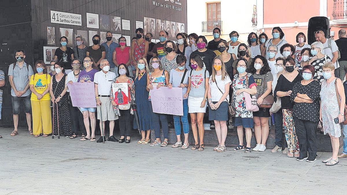 Manifestantes junto a la corporación municipal de Vila-real, ayer en la plaza Mayor