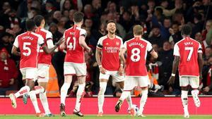 Los jugadores del Arsenal celebran uno de los goles ante el Chelsea.