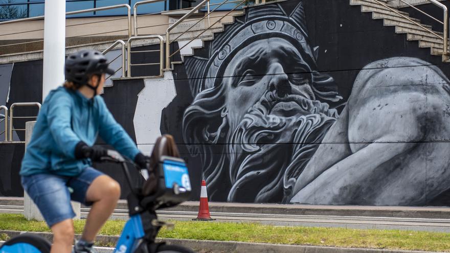 Una obra titánica en A Coruña del mejor muralista del mundo frente a una ensenada eterna