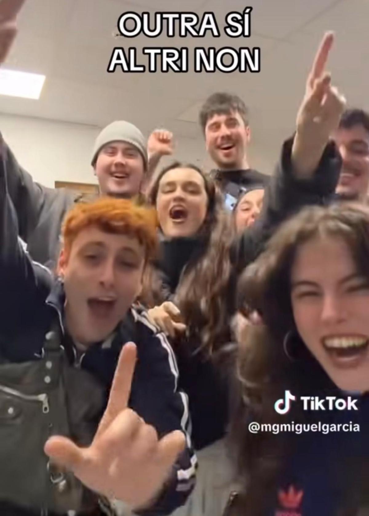 Amaia grita en A Coruña 'Altri Non'