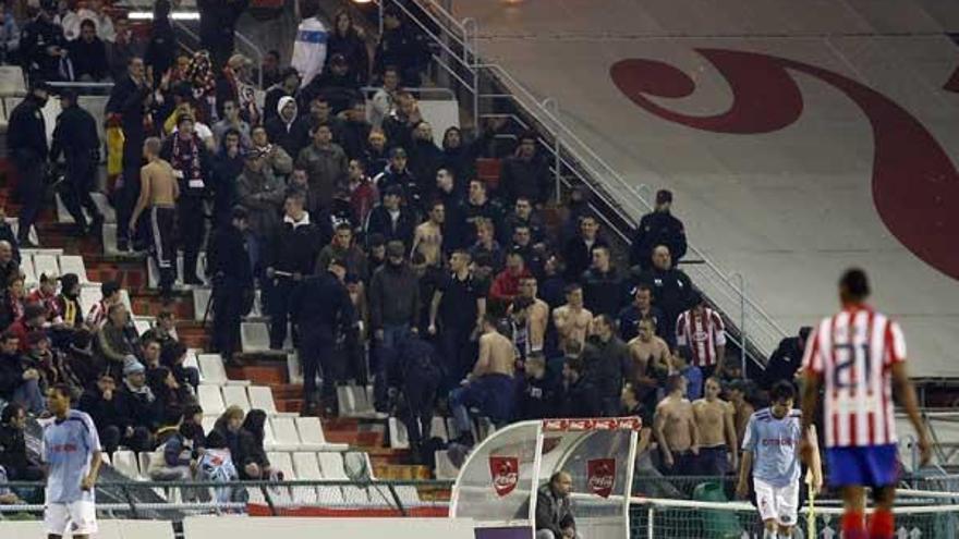 Miembros del Frente Atlético, en Río Bajo, durante el partido.