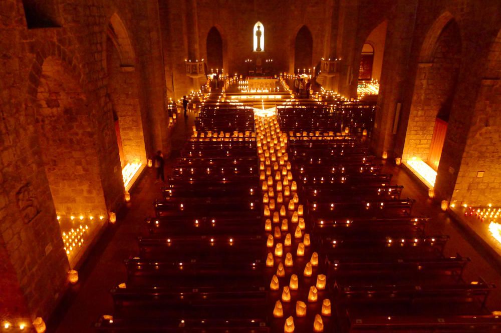 Sis mil espelmes il·luminen l''església de Sant Pere per celebrar el mil·lenari