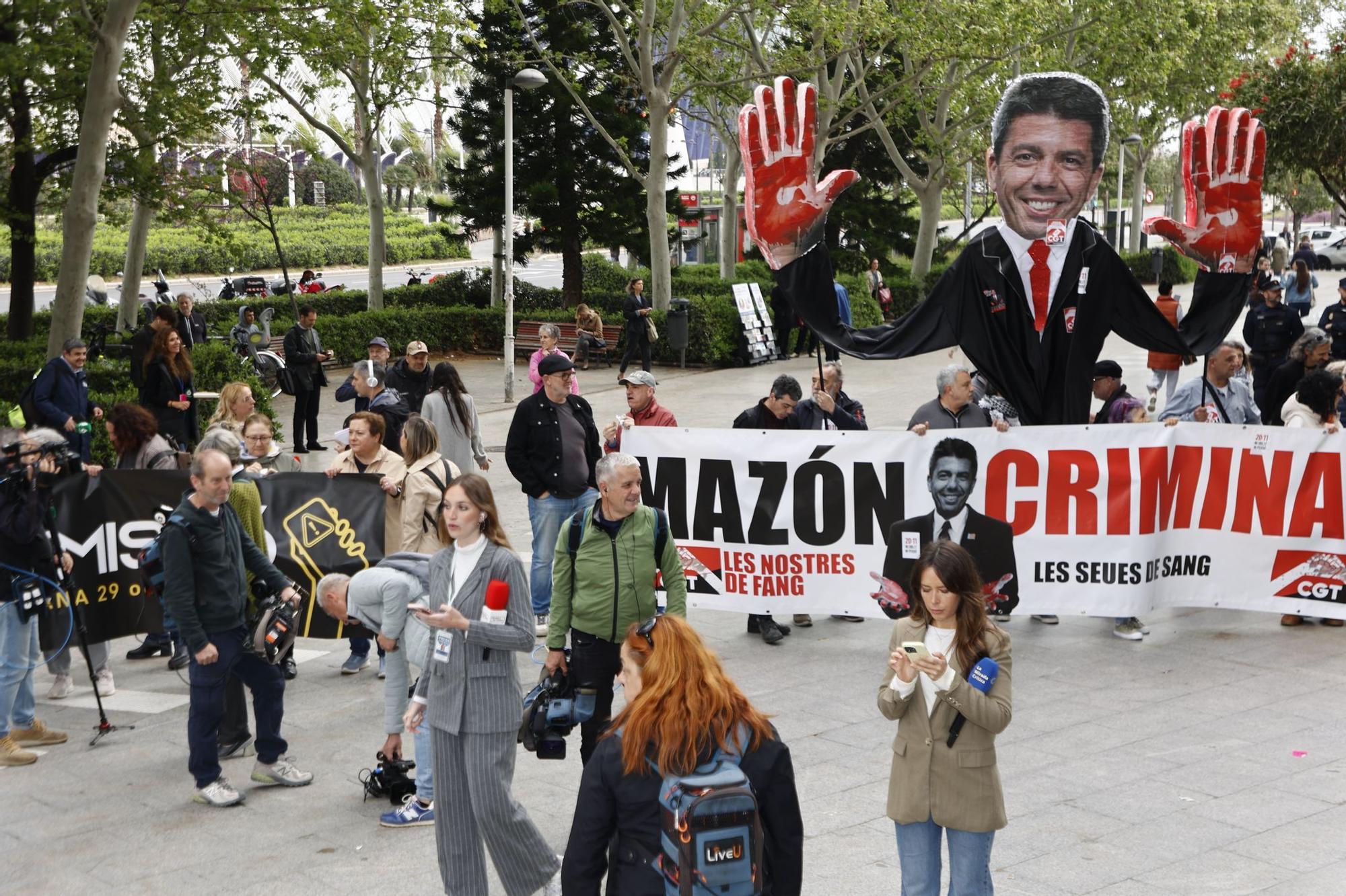 Todas las imágenes de la llegada de Pradas y Argüeso para declarar como imputados por la gestión de la dana