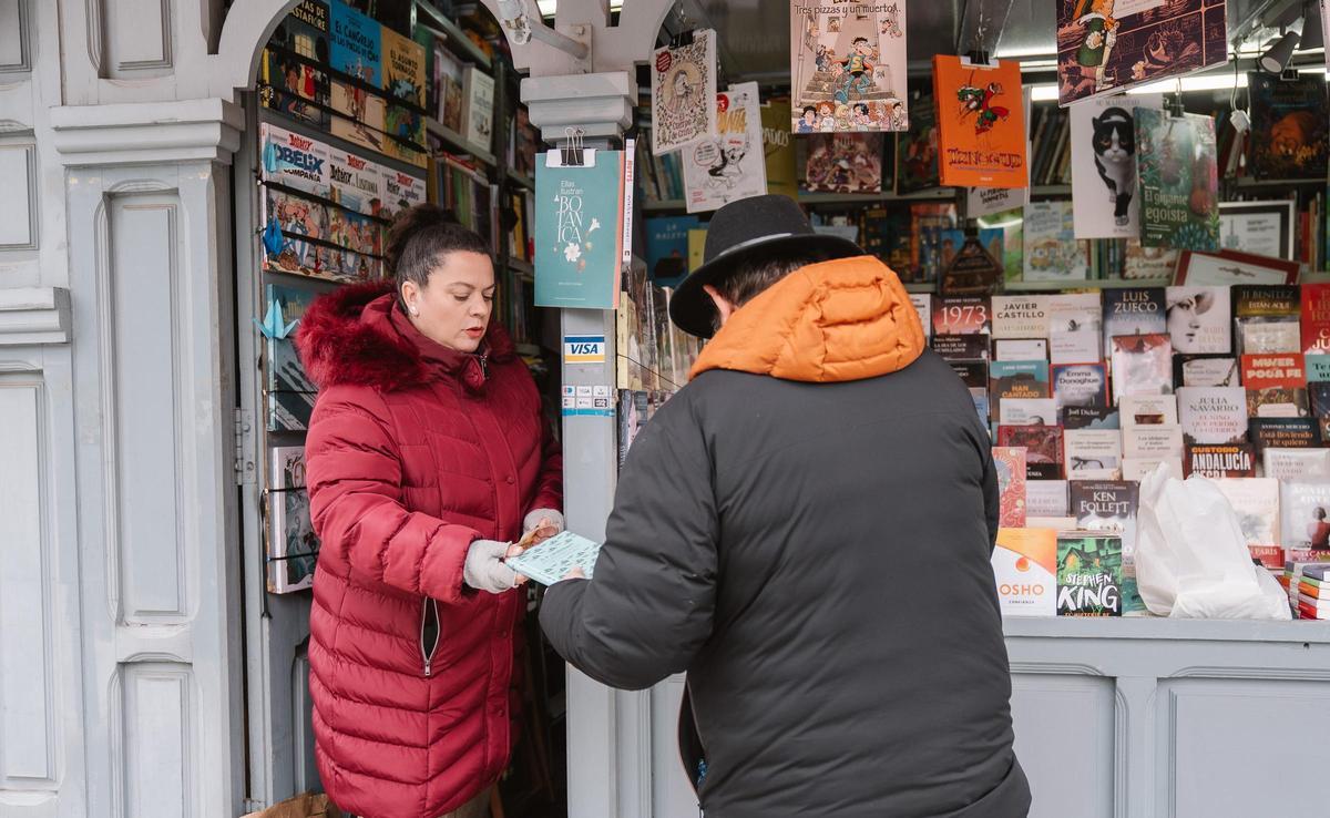 Carolina atiende a un cliente en la Cuesta de Moyano.