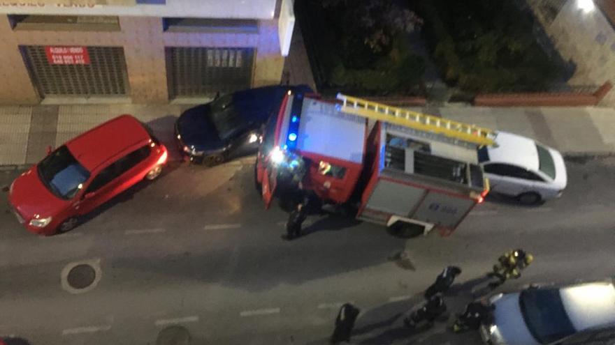Un camión de los bomberos choca con tres vehículos aparcados en una calle de Badajoz