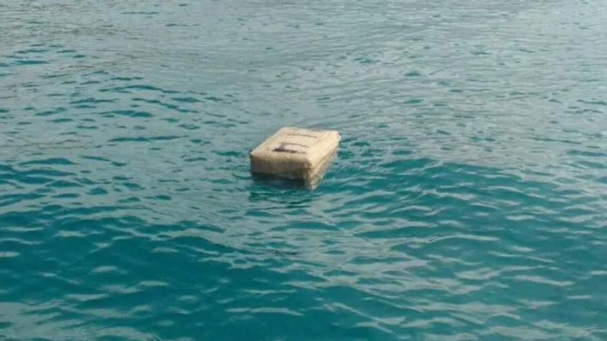 Sorpresa en Corralejo por la aparición de un fardo con 20 kilos de cocaína en el mar