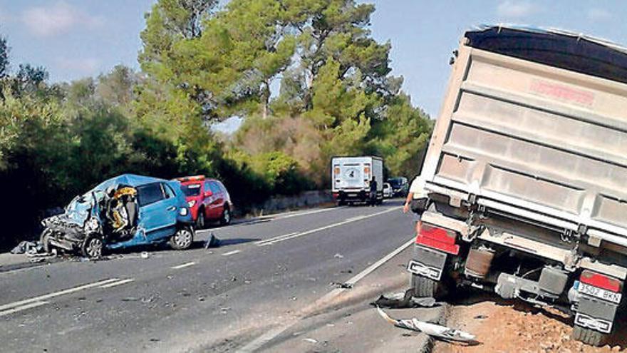 Una mujer muere al chocar un coche y un camión entre Campos y Felanitx