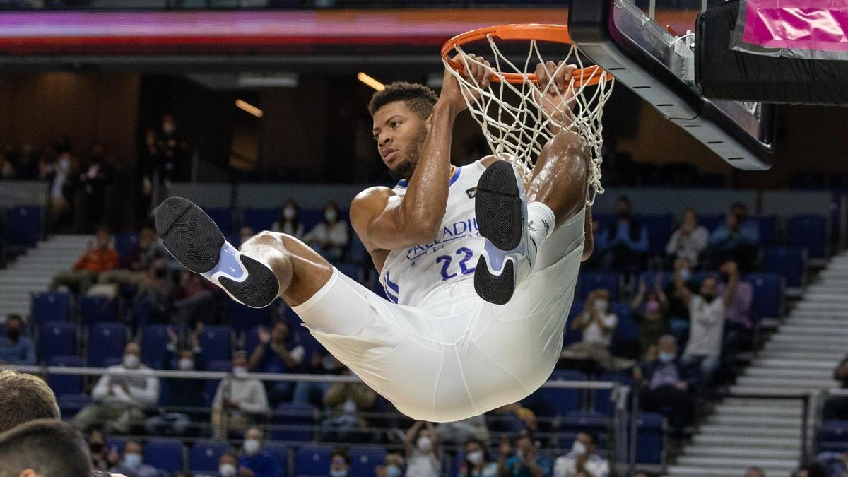 El pívot del Real Madrid, Walter Tavares hace un mate ante el Herbalife Gran Canaria.