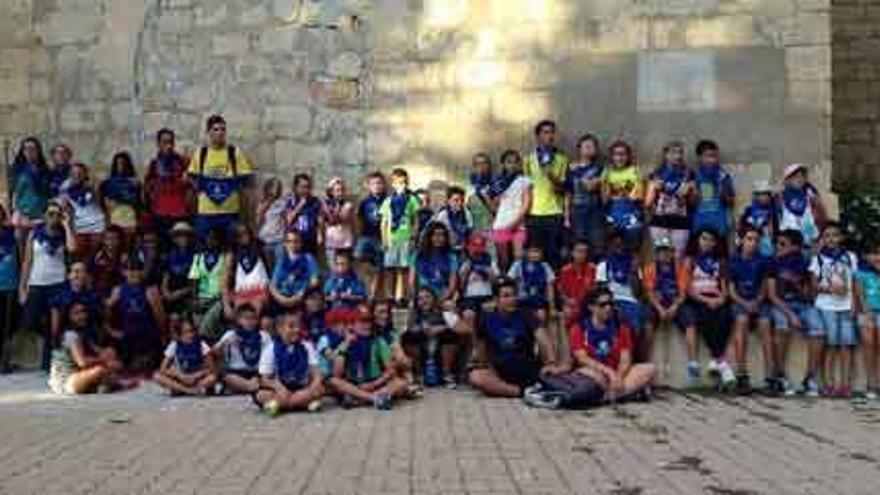 Niños de siete pueblos participan en un campamento estival