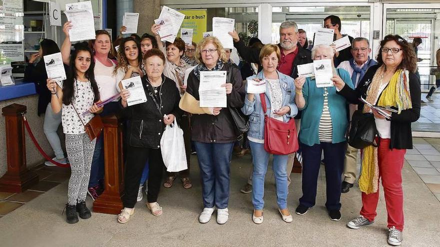 Vecinos de Chapela tras registrar la solicitud de la PassVigo con el aval del juzgado contencioso. // Marta G. Brea