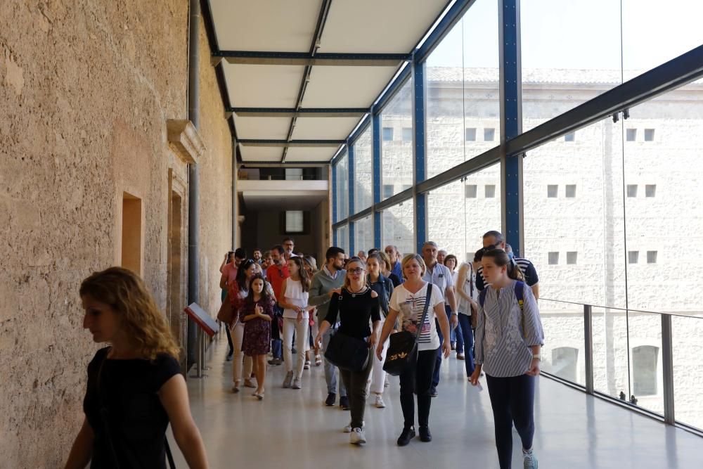 Instante de las visitas guiadas a San Miguel de los Reyes en el día del Pilar.