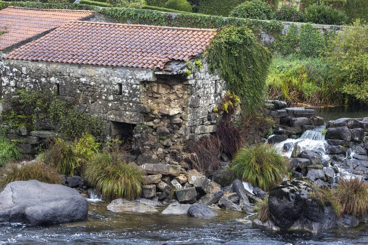 Derrumbe de parte de la fachada de uno de los molinos de A Ponte Maceira en octubre de 2025