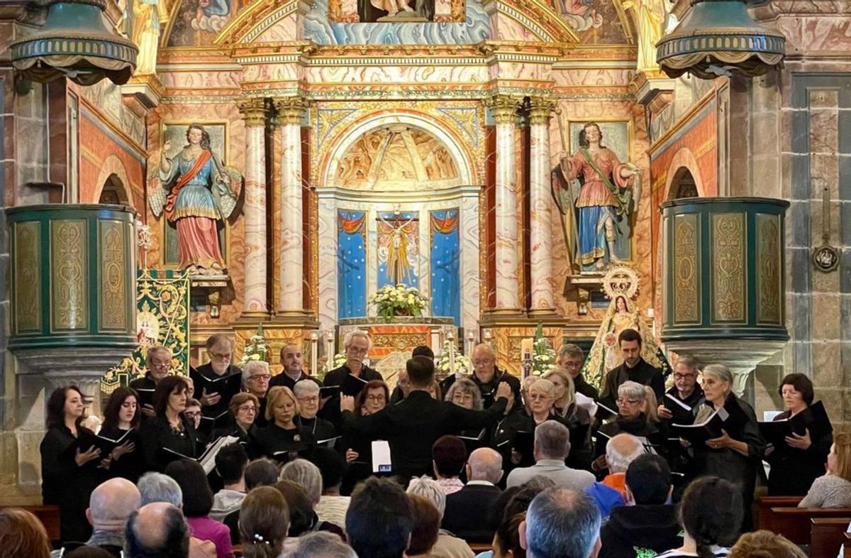 Actuación del Orfeón Lucense durante 
la misa celebrada al mediodía de ayer 
en el santuario de O Corpiño.   | // CEDIDA