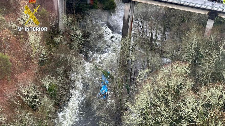 Localizado el cuerpo de la novena pasajera del autobús que cayó al río Lérez en Pontevedra