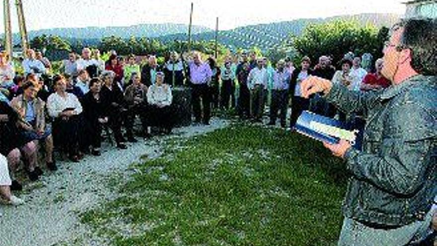 Alrededor de un centenar de personas participó en la asamblea en Vilaboa.  / gustavo santos