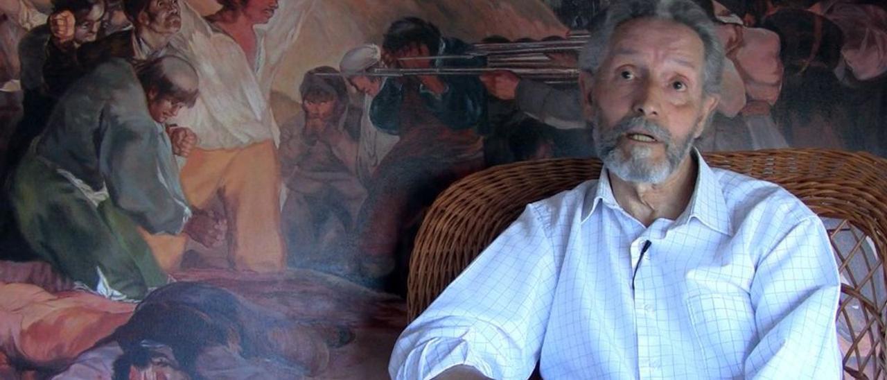 Ángel Barros, ante una copia de los fusilamientos de Goya. | // F. CARREIRA