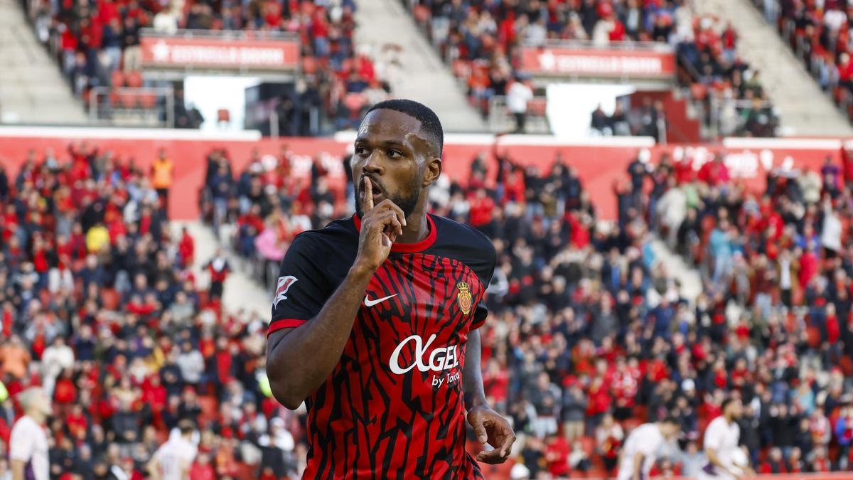 Larin celebra su primer gol con su peculiar gesto de hacer callar